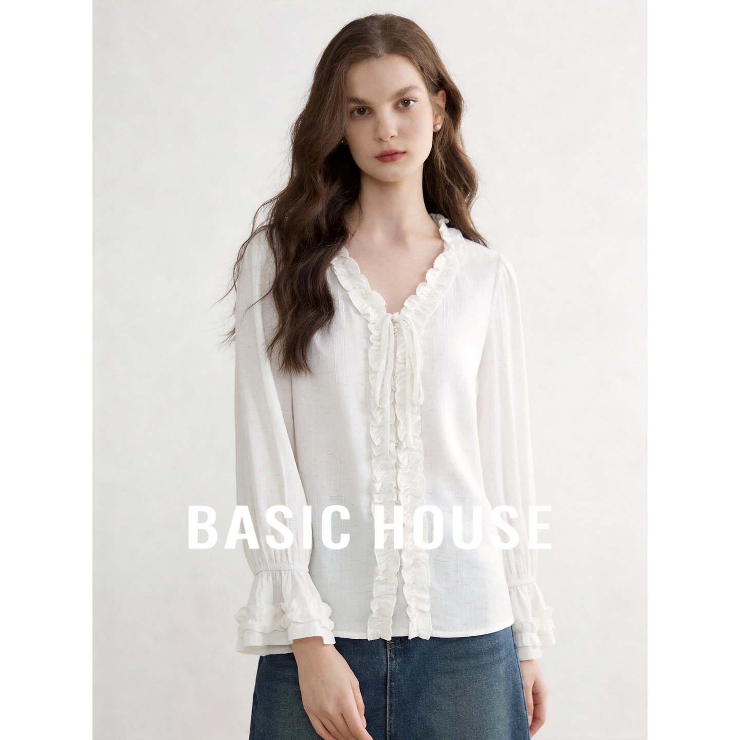 Basic House/百家好白色系带领荷叶边宽松喇叭袖简约百搭长袖衬衫