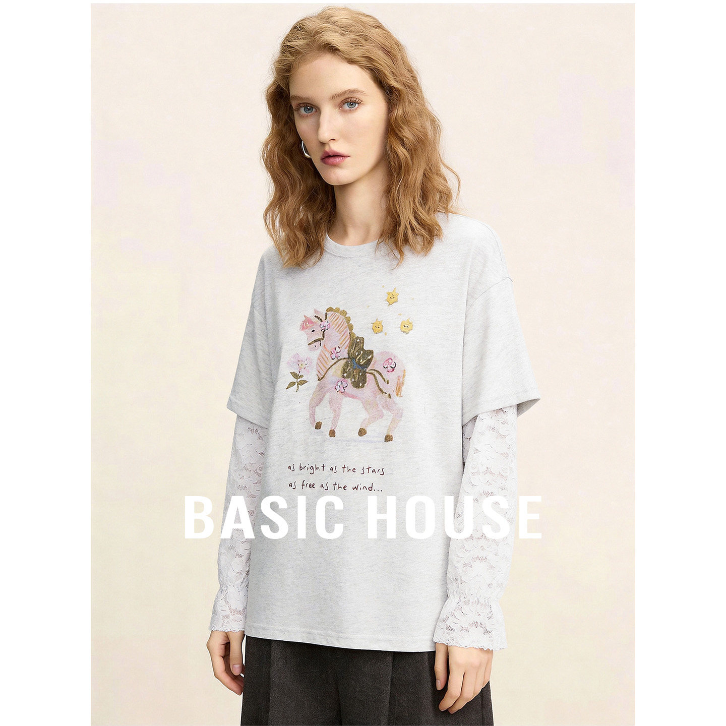 Basic House/百家好假两件蕾丝袖木马印花T恤女甜美减龄长袖上衣