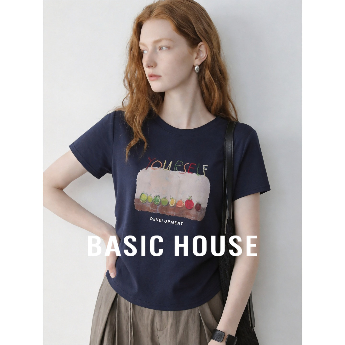 Basic House/百家好藏青印花正肩上衣女夏弧形下摆收腰显瘦短袖T