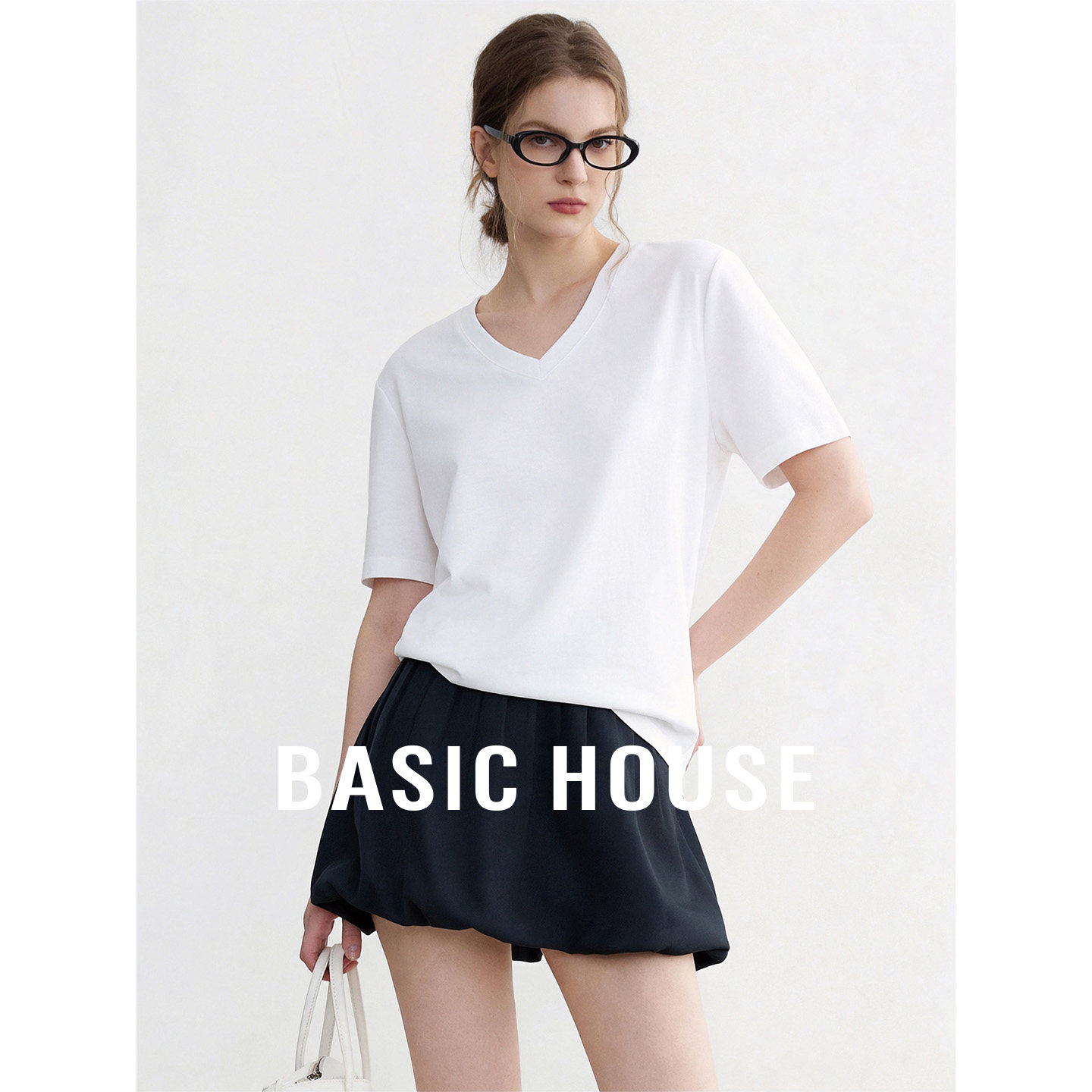 Basic House/百家好V领白色宽松显瘦短袖T恤女春夏新款简约内搭