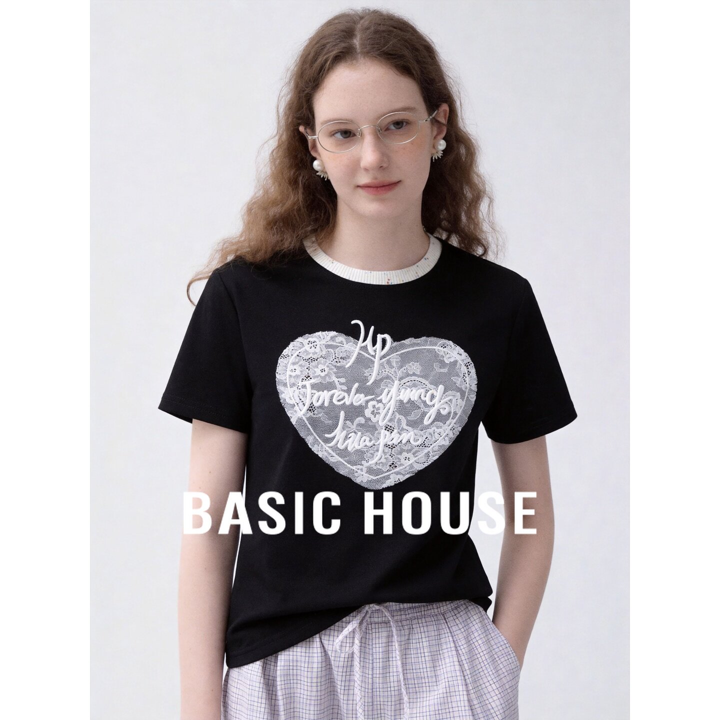 Basic House/百家好设计感蕾丝心形T恤女黑色短袖撞色领宽松上衣