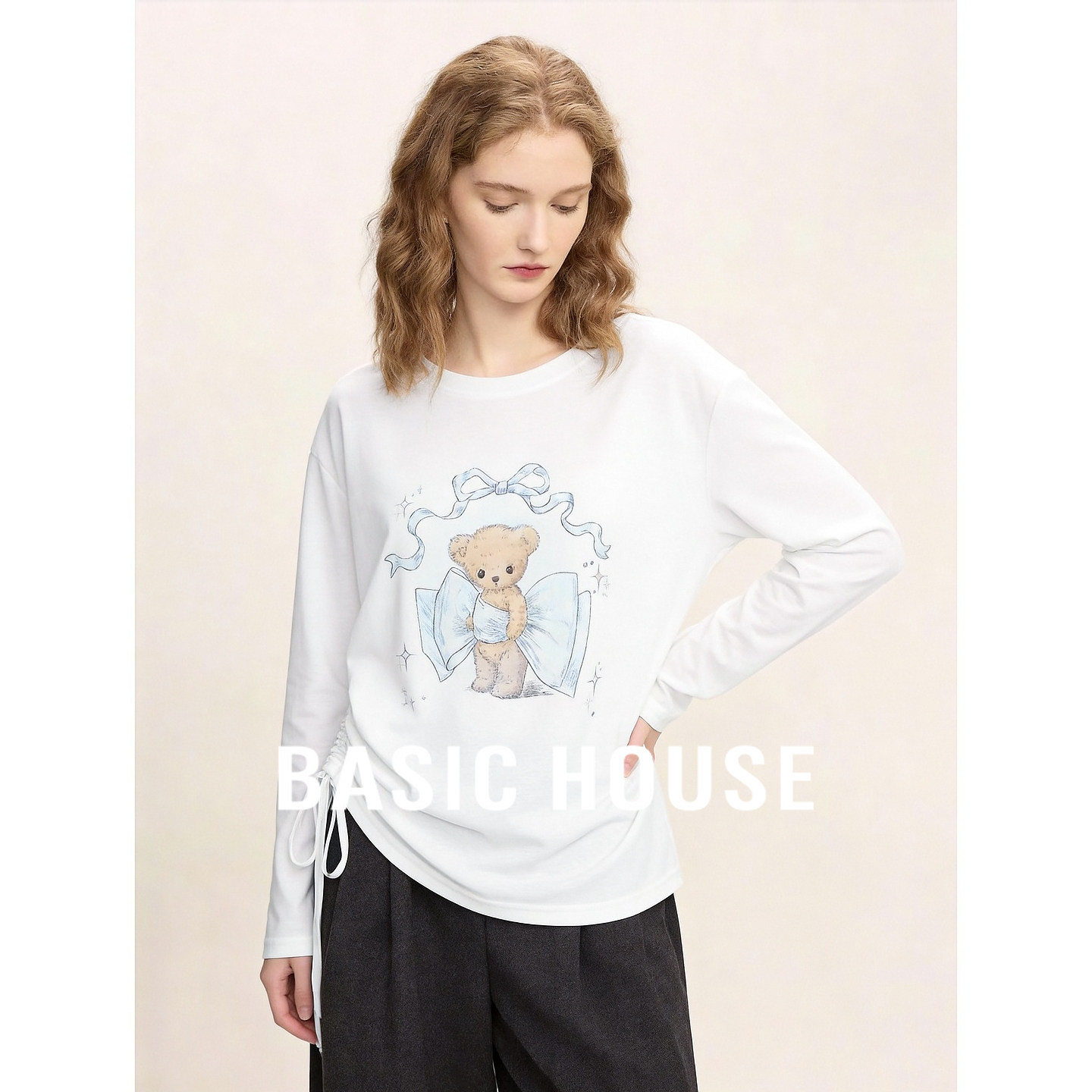Basic House/百家好莱赛尔小熊印花防晒长袖T恤白色简约上衣罩衫