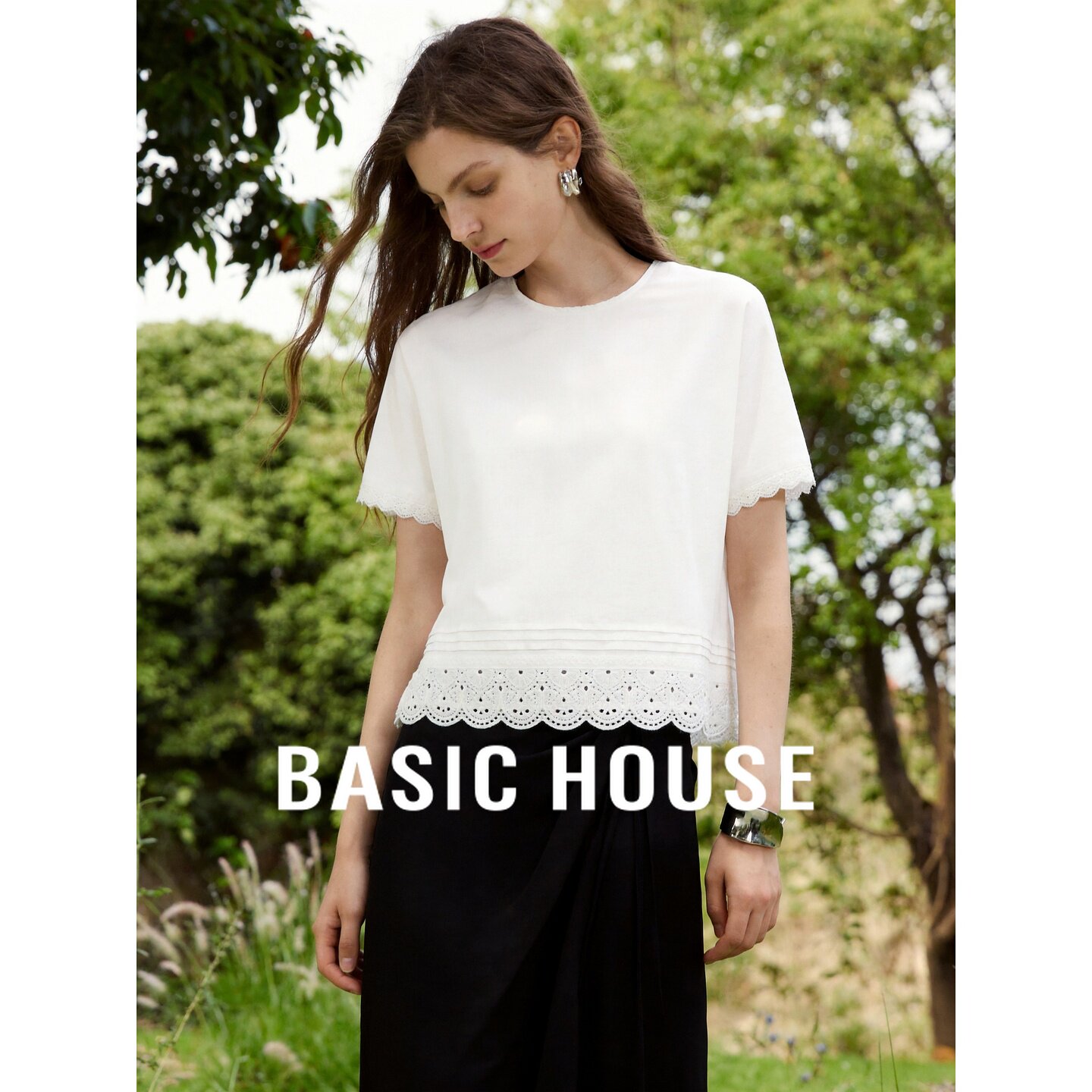 Basic House/百家好亚麻白色圆领短袖T恤女蕾丝花边下摆百搭上衣