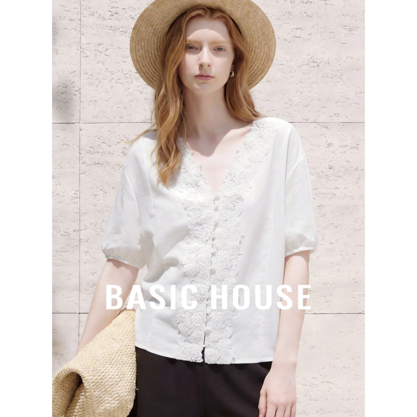 Basic House/百家好法式风白色V领蕾丝拼接衬衫泡泡袖设计感上衣