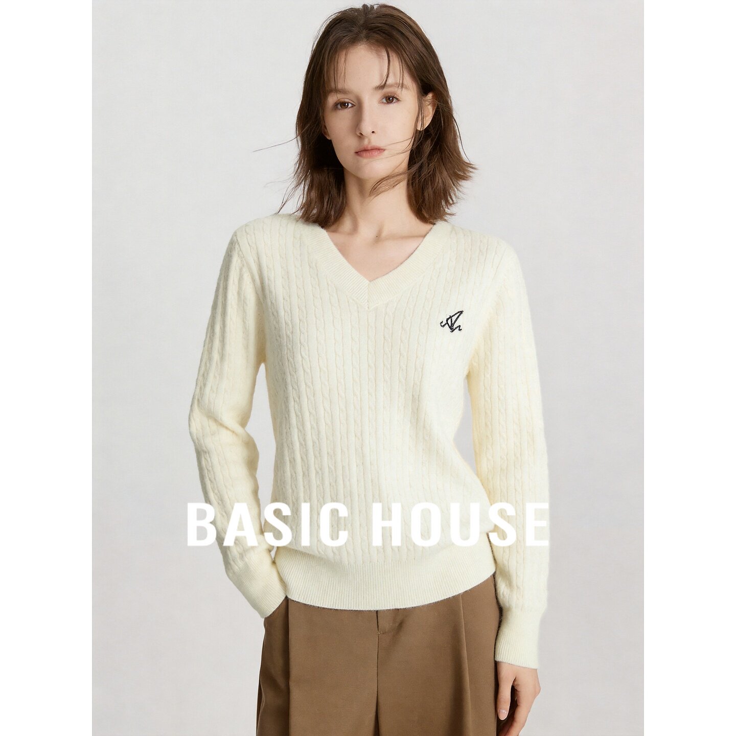 Basic House/百家好白色V领毛衣女长袖柔软针织衫秋百搭高级上衣