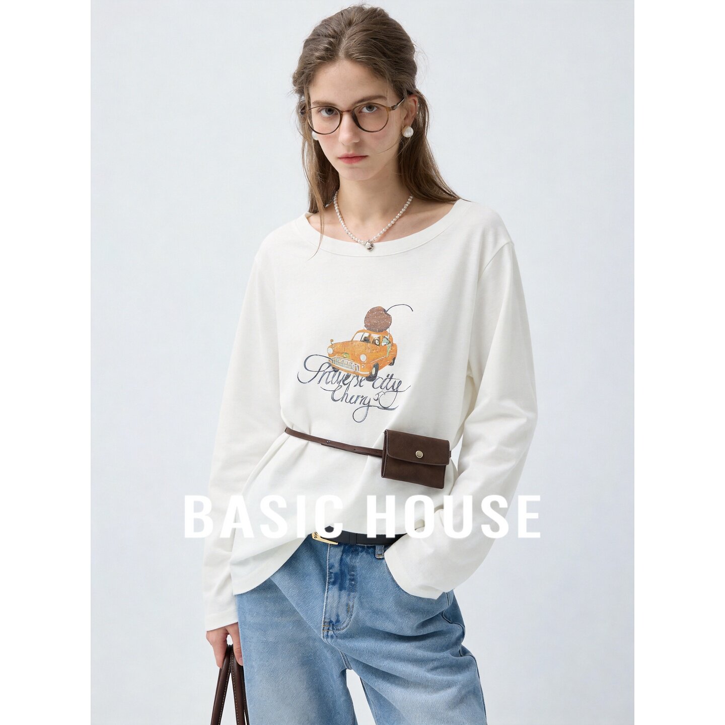 Basic House/百家好设计感腰带装饰印花长袖T恤女显瘦圆领上衣