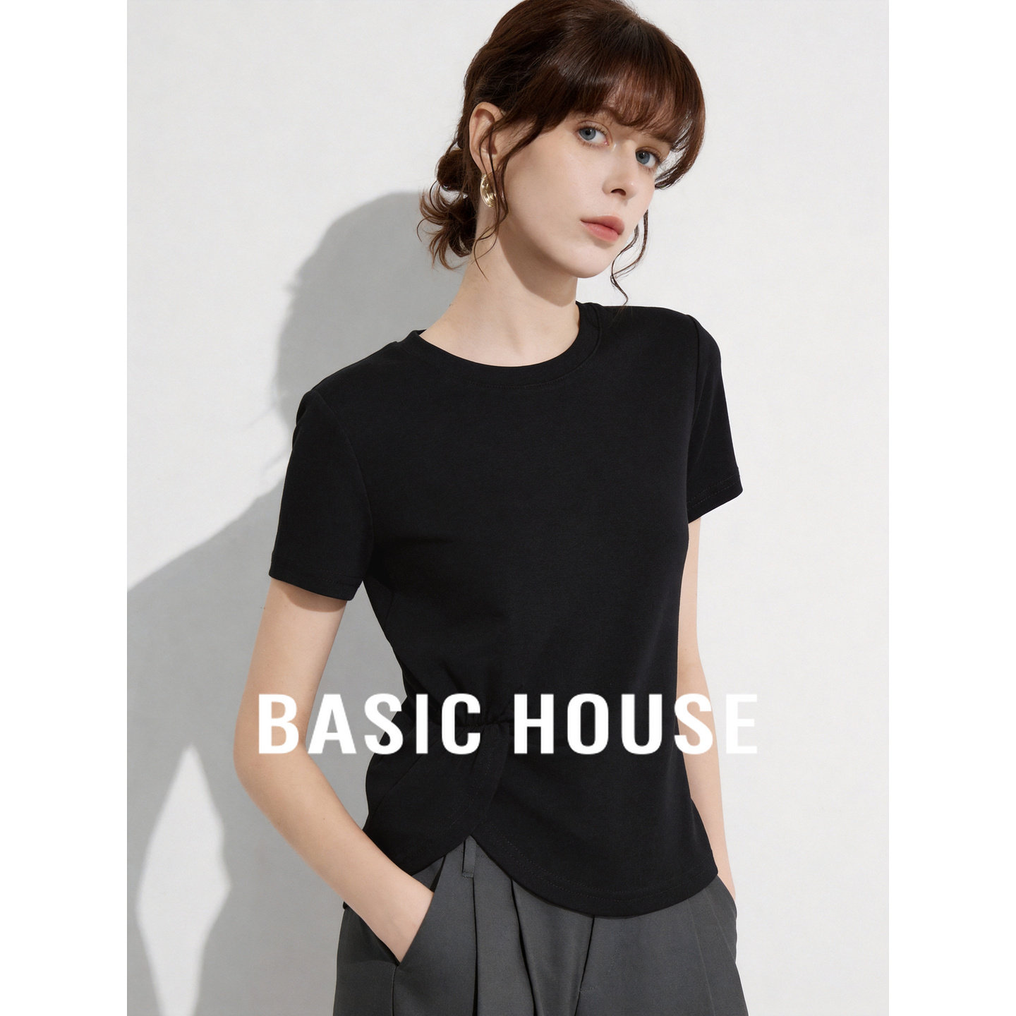 Basic House/百家好黑色正肩短袖T恤女夏莱赛尔纯色收腰正肩上衣