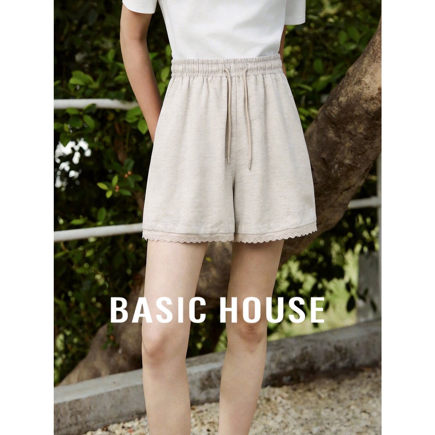 Basic House/百家好休闲度假风松紧腰蕾丝边短裤女夏休闲裤麻本色