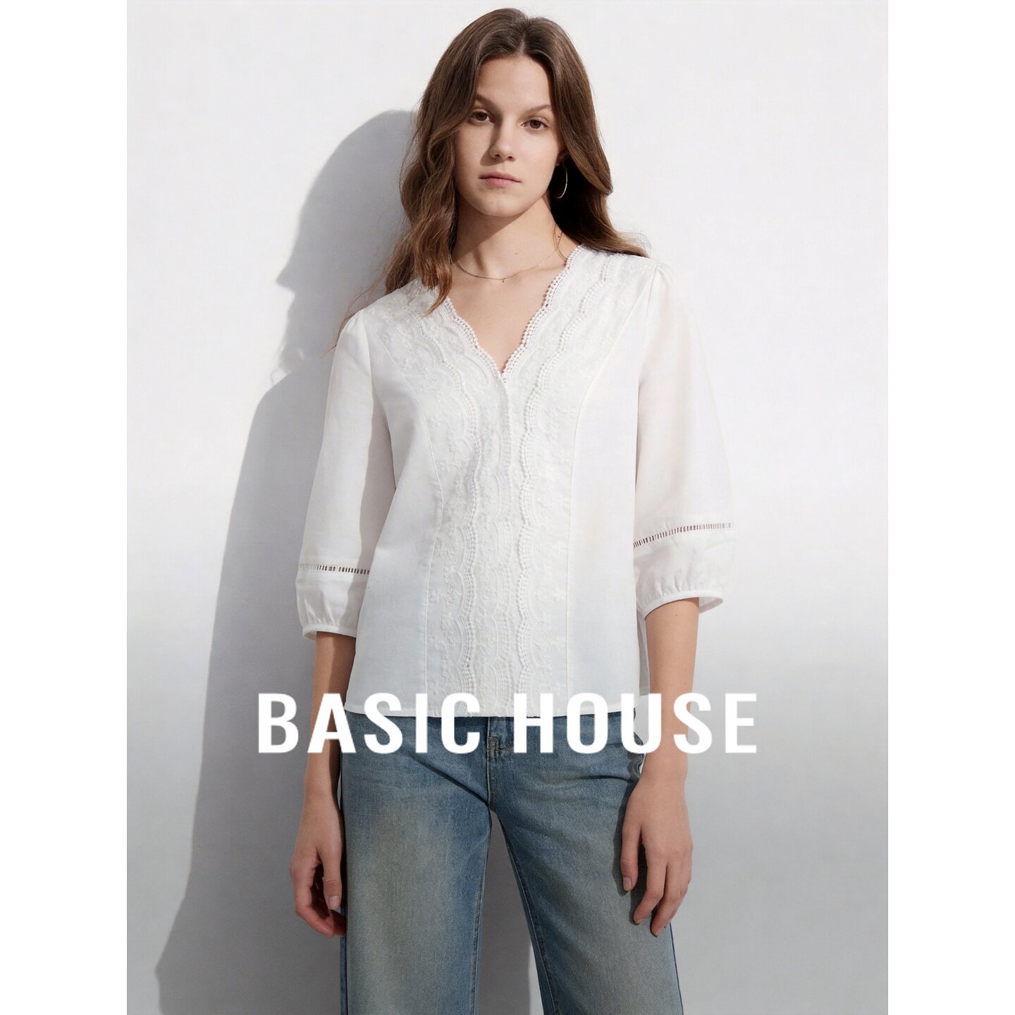 Basic House/百家好法式亚麻V领蕾丝刺绣衬衫女七分袖宽松上衣