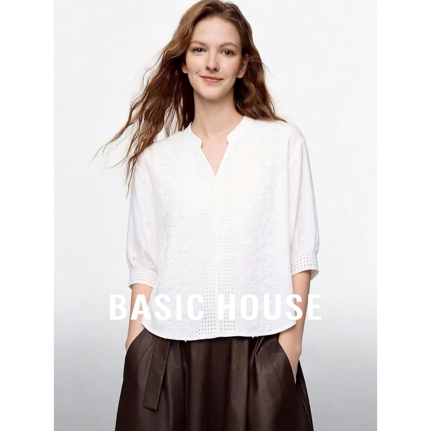 Basic House/百家好法式刺绣棉质衬衫女V领镂空灯笼袖显瘦上衣
