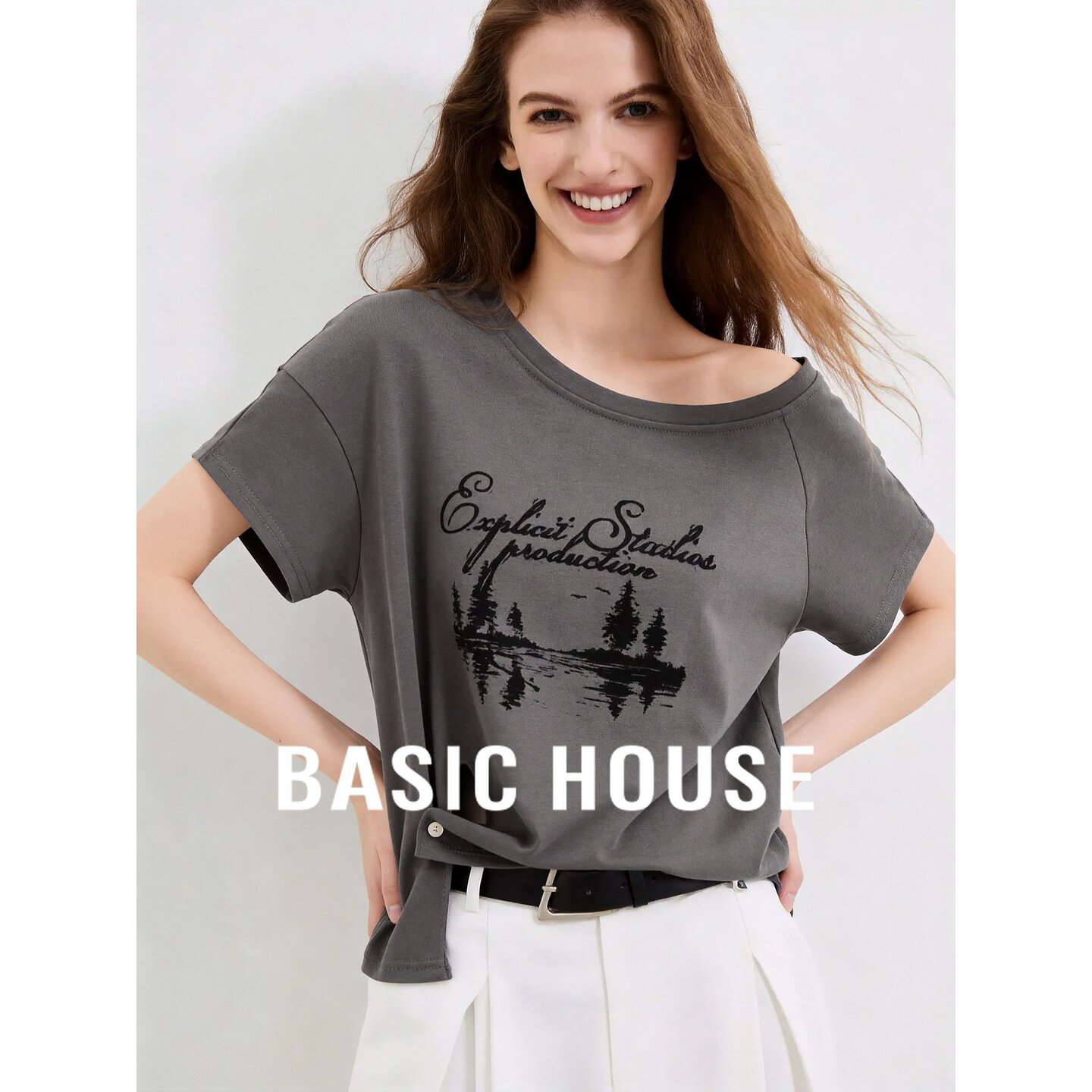Basic House/百家好铁灰色斜肩短袖T恤手绘印花修身减龄露肩上衣