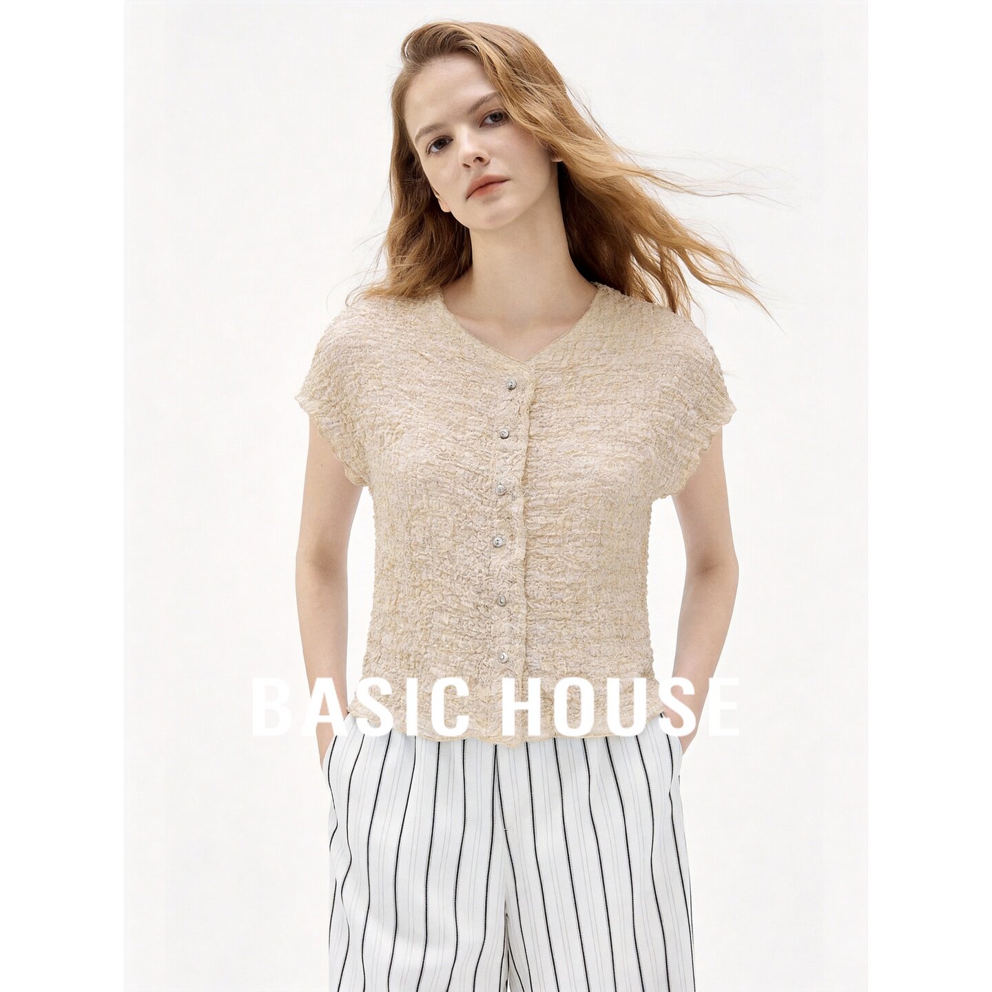 Basic House/百家好法式复古风莱赛尔V领短袖女纽扣显瘦百搭上衣
