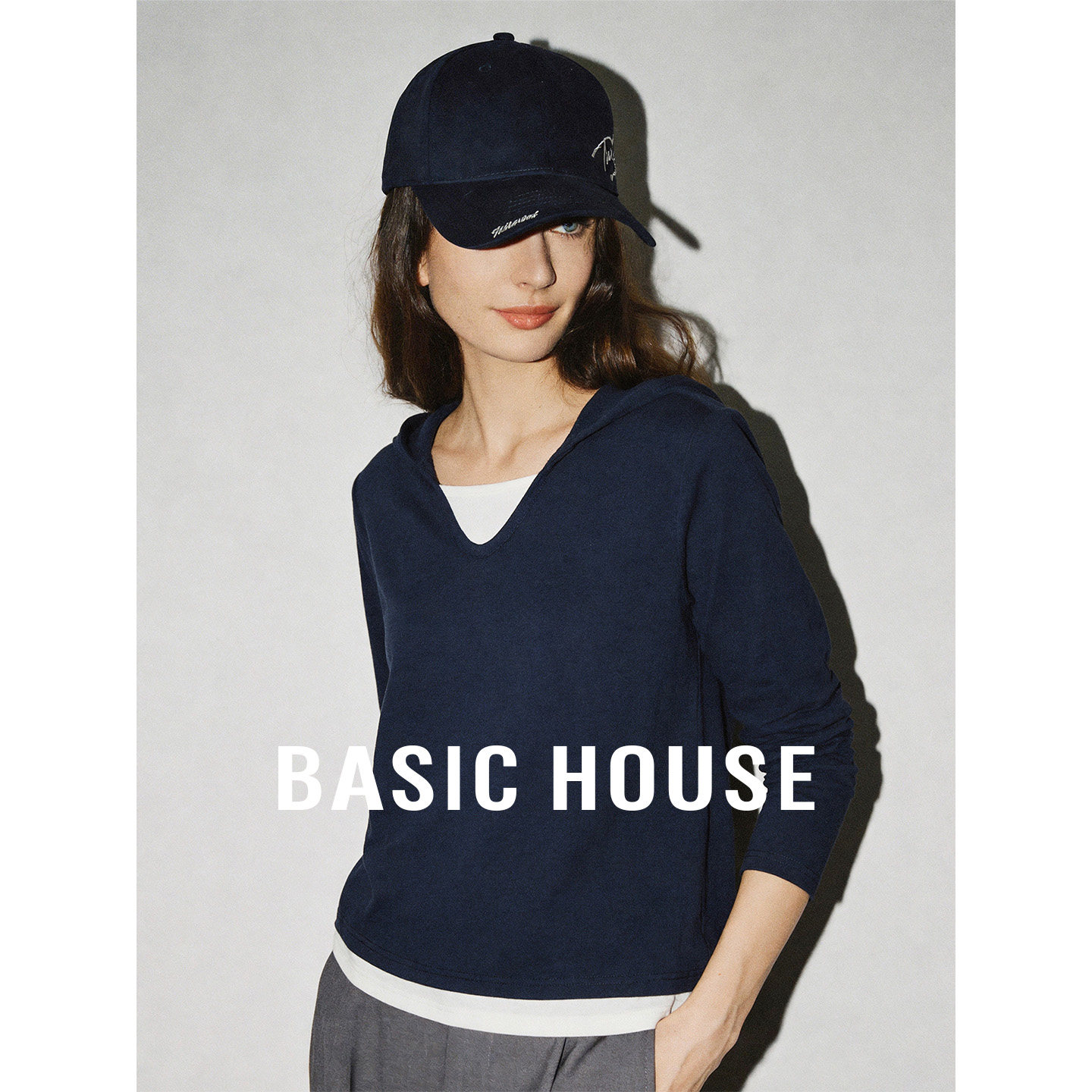 Basic House/百家好休闲风撞色假两件T恤女新款连帽宽松显瘦上衣