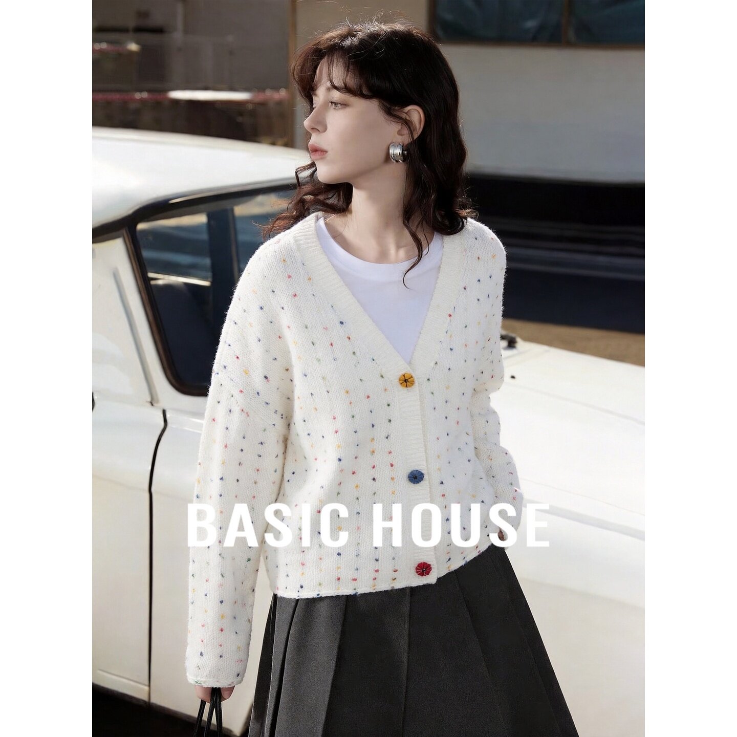 Basic House/百家好慵懒风V领彩点宽松彩色单排扣长袖针织开衫女