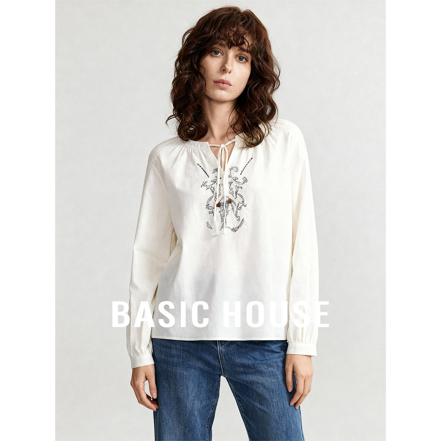 Basic House/百家好白色刺绣系带长袖衬衫女花纹刺绣点缀设计上衣