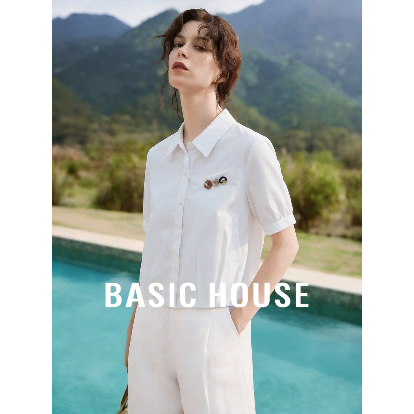 Basic House/百家好白色短袖衬衫翻领胸针装饰休闲显瘦小个子衬衣