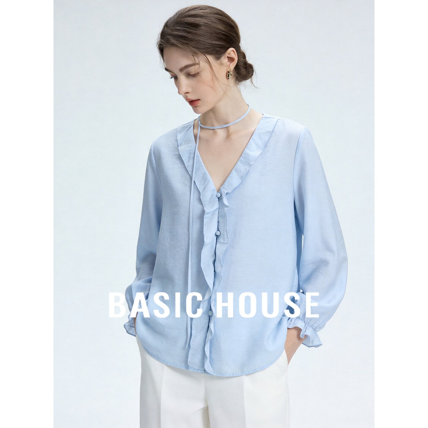 Basic House/百家好莱赛尔法式蓝色木耳边V领衬衫灯笼袖减龄上衣