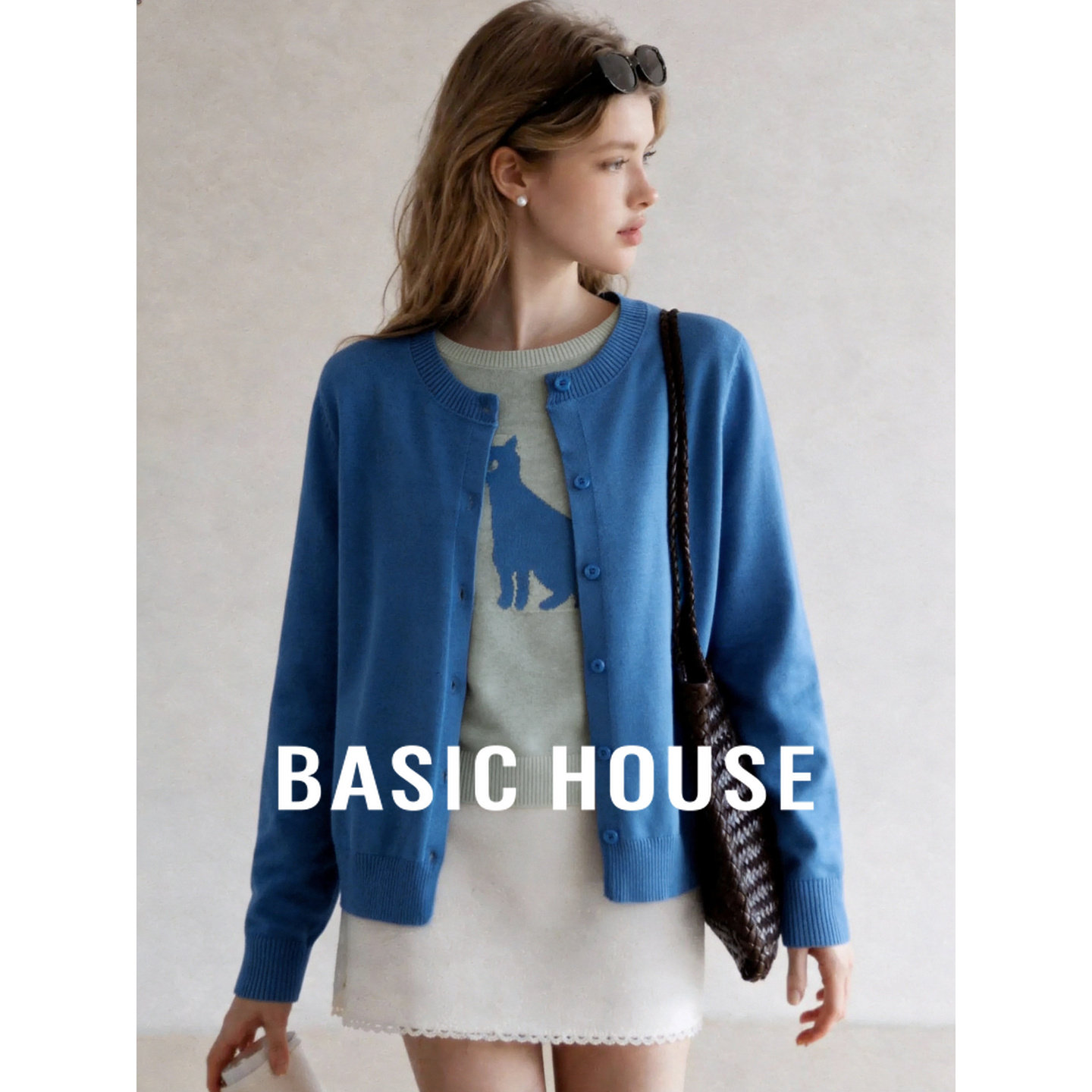 Basic House/百家好蓝色圆领长袖针织衫女纽扣薄款休闲舒适上衣