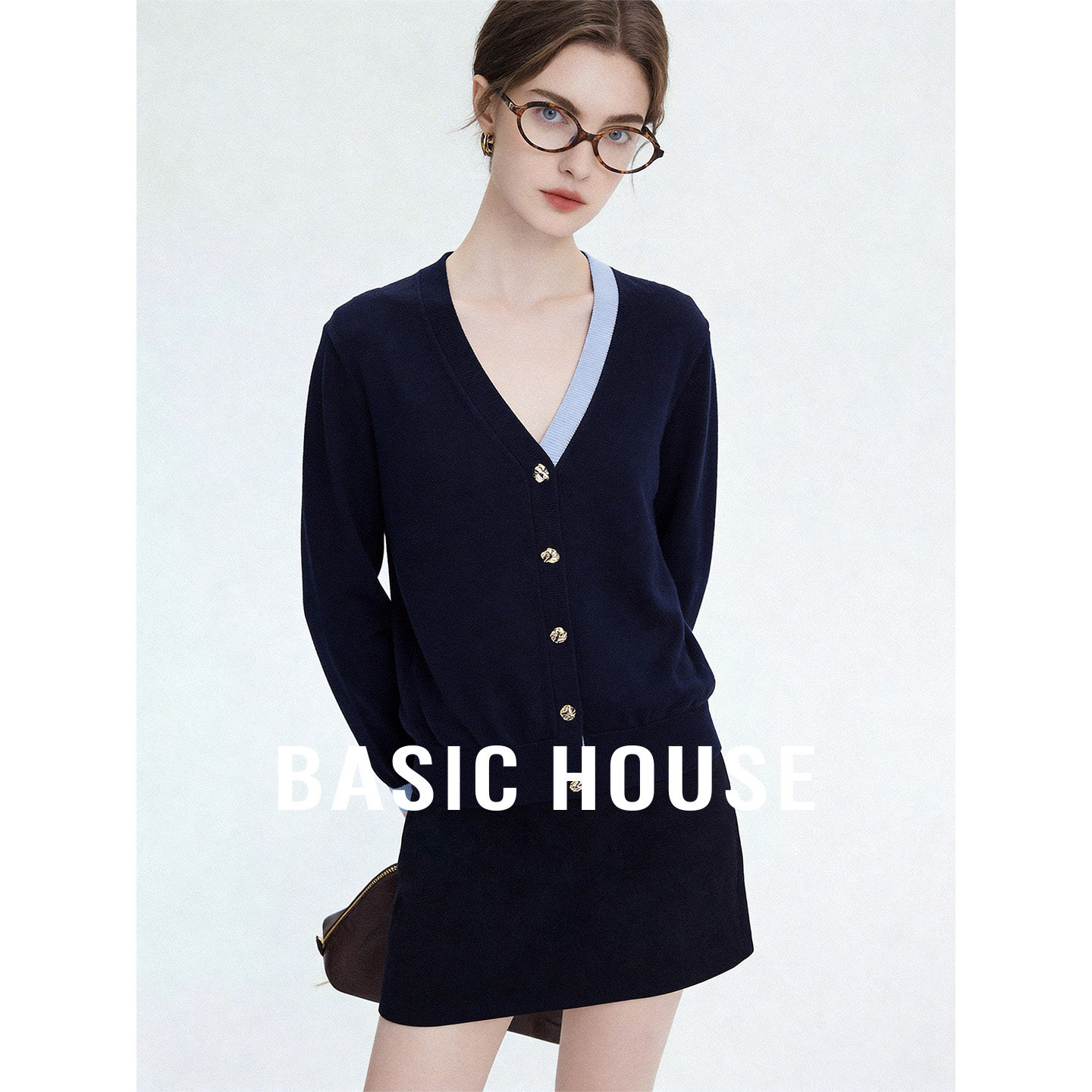 Basic House/百家好撞色拼接V领针织开衫女款流行宽松长袖上衣