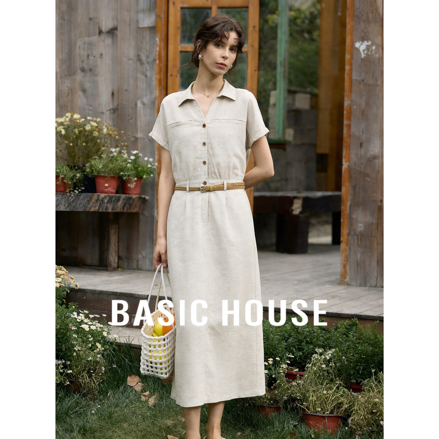Basic House/百家好简约翻领短袖连衣裙女夏收腰中长款气质麻本色