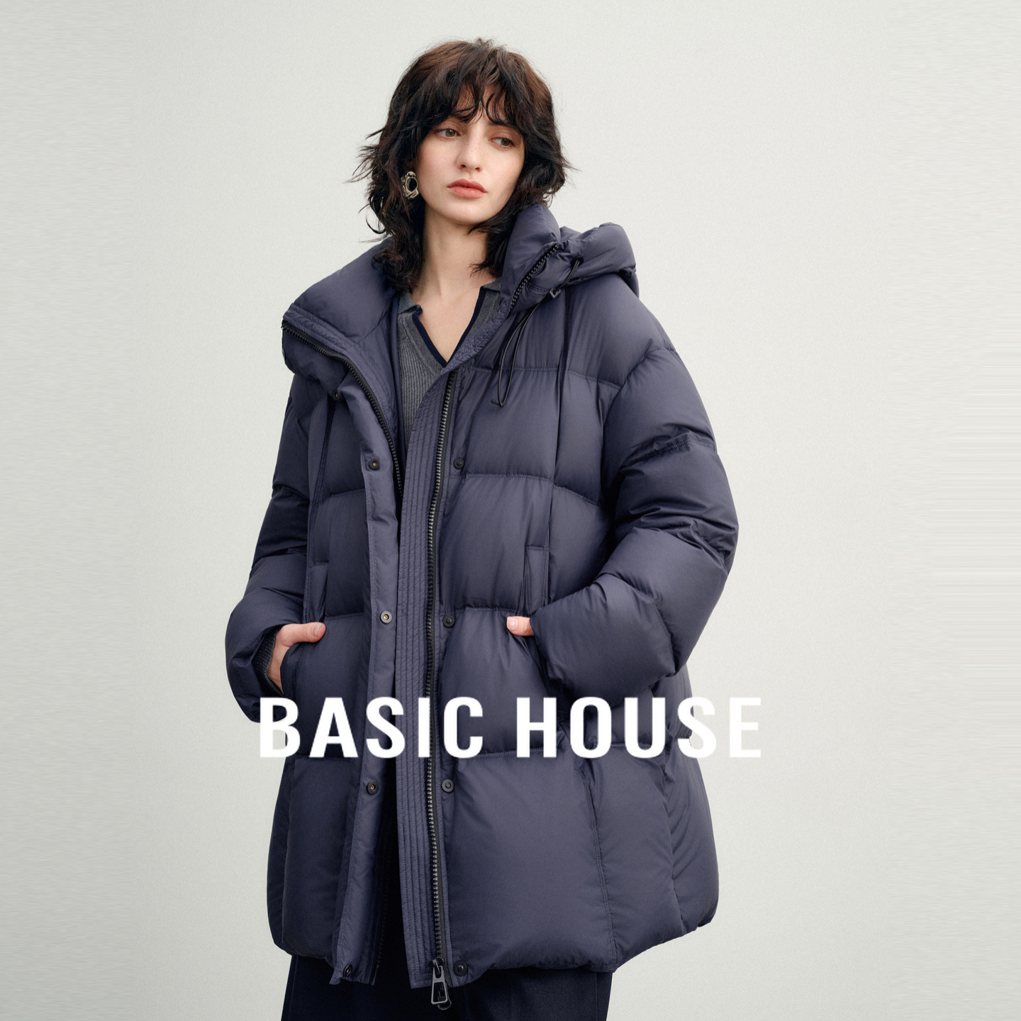 Basic House/百家好时髦御寒白鸭绒中长款羽绒服连帽立领加厚外套