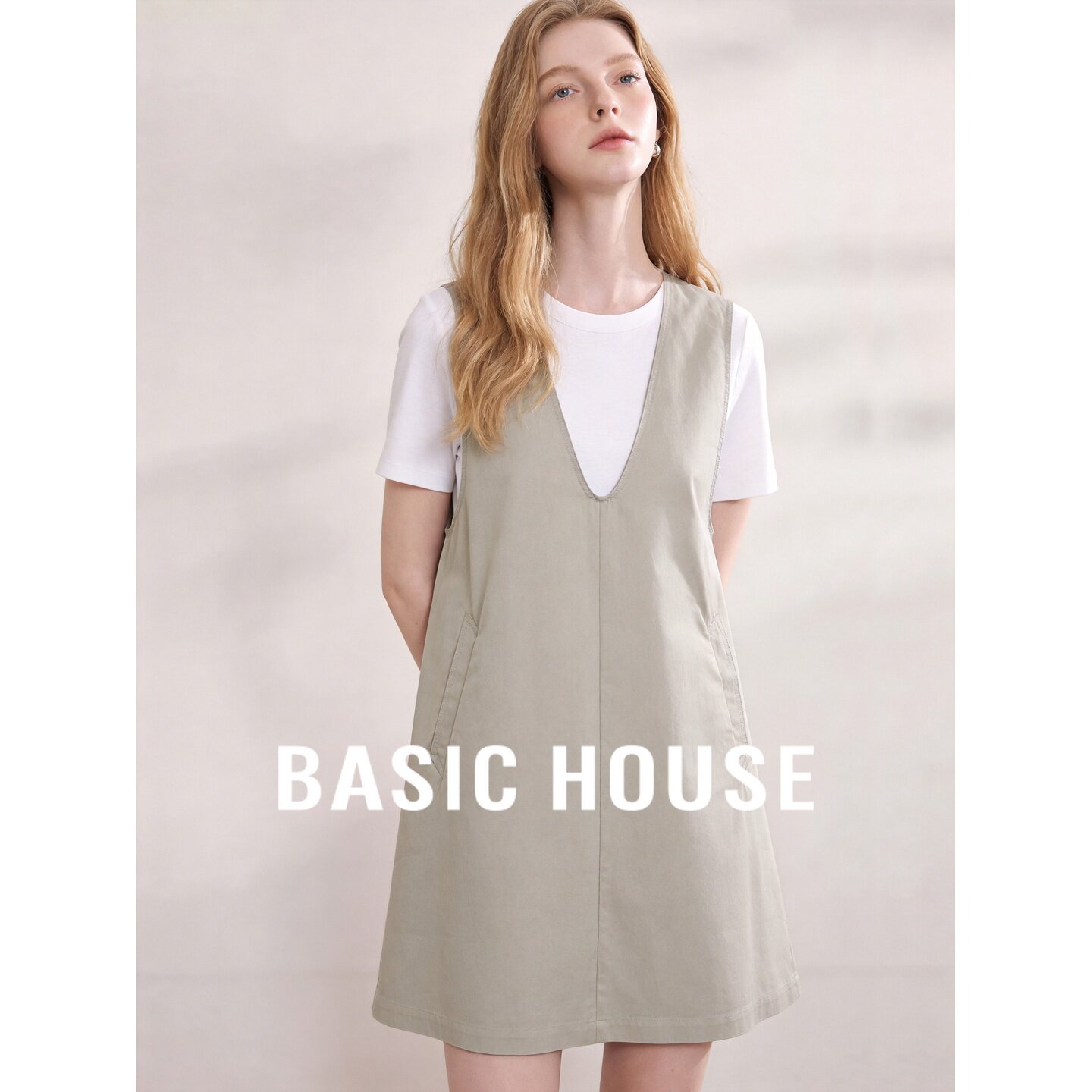 Basic House/百家好简约休闲风背带裙套装V领两件套叠穿通勤套装