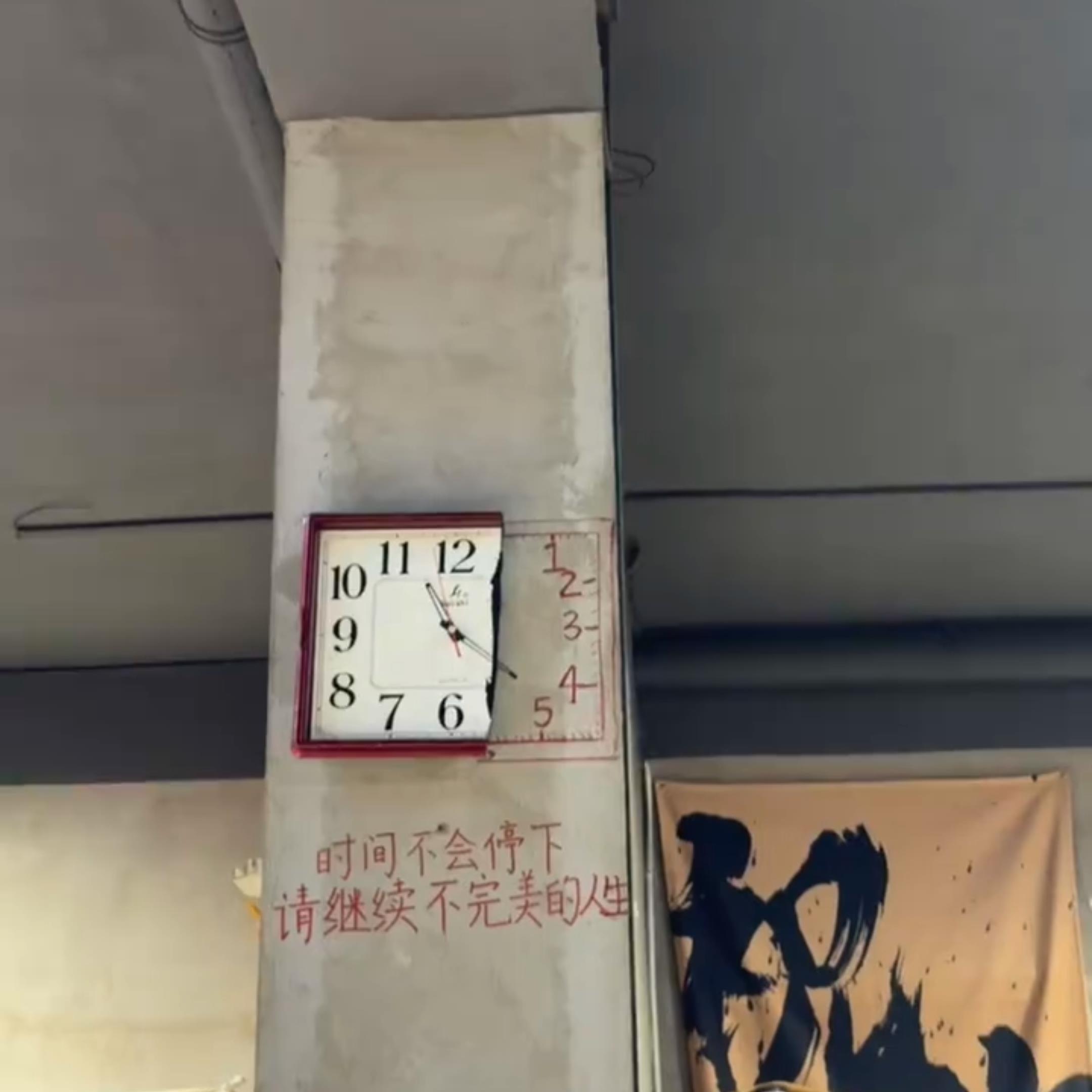 一半老式跳秒走时蹭针机芯现代简约方形挂钟客厅时钟简约石英钟