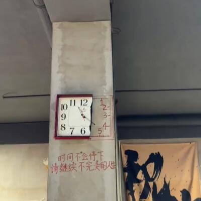 一半老式跳秒走时蹭针机芯现代简约方形挂钟客厅时钟简约石英钟