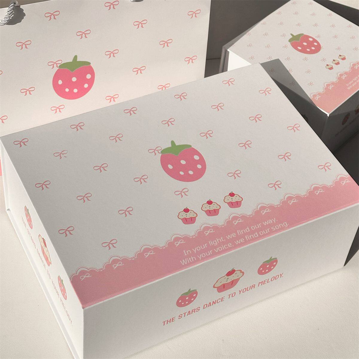 原创设计草莓奶芙磁吸礼盒翻盖式高颜值ins生日包装收纳盒礼品盒图片