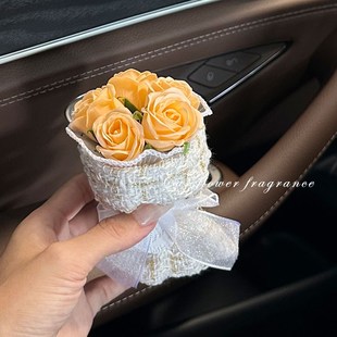 车载香薰高级感手工玫瑰花汽车空调出风口夹N香氛香水内饰品摆件