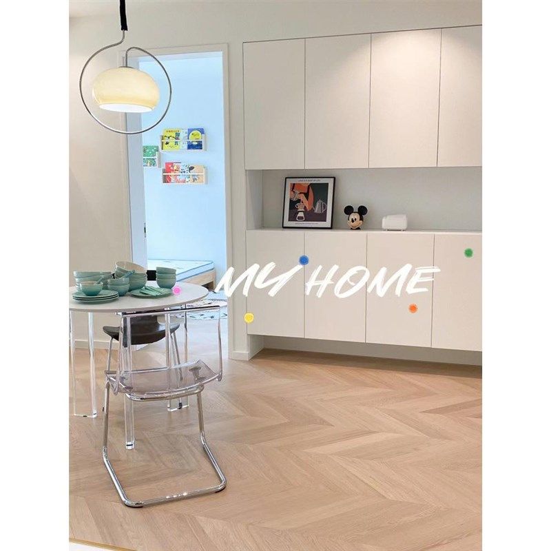 麟臣橡木色字拼多层实木现代奶油风法式鱼骨拼锁扣