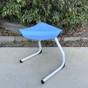 马鞍凳学校理化生实验室凳功能教室凳关心凳爱心凳低背椅阅览教室