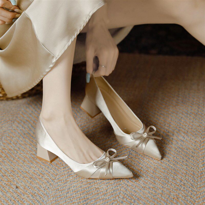 缎面高跟鞋女2025新款杏色法式B气质高级不累脚伴娘鞋粗跟尖头单