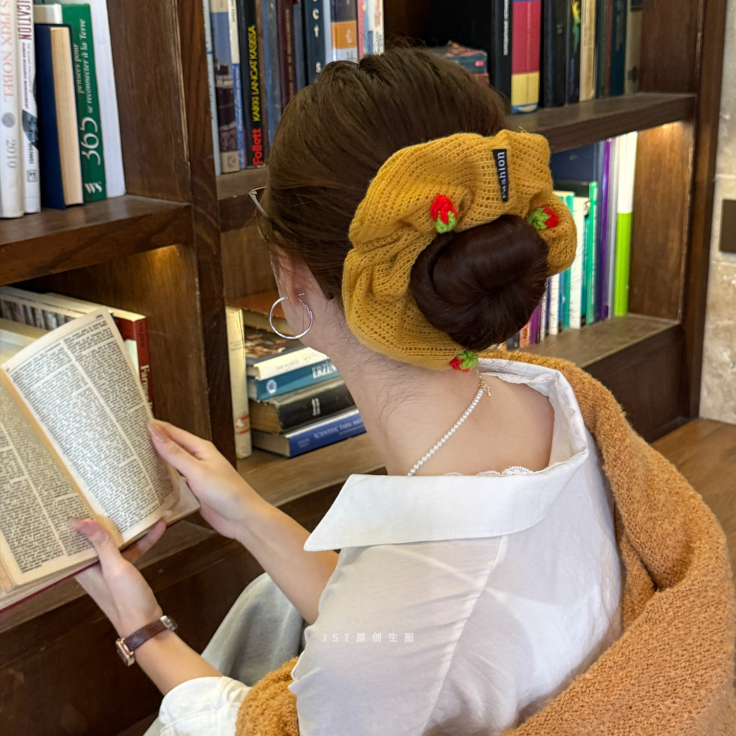 秋冬超显白橘黄草莓针织大号发圈