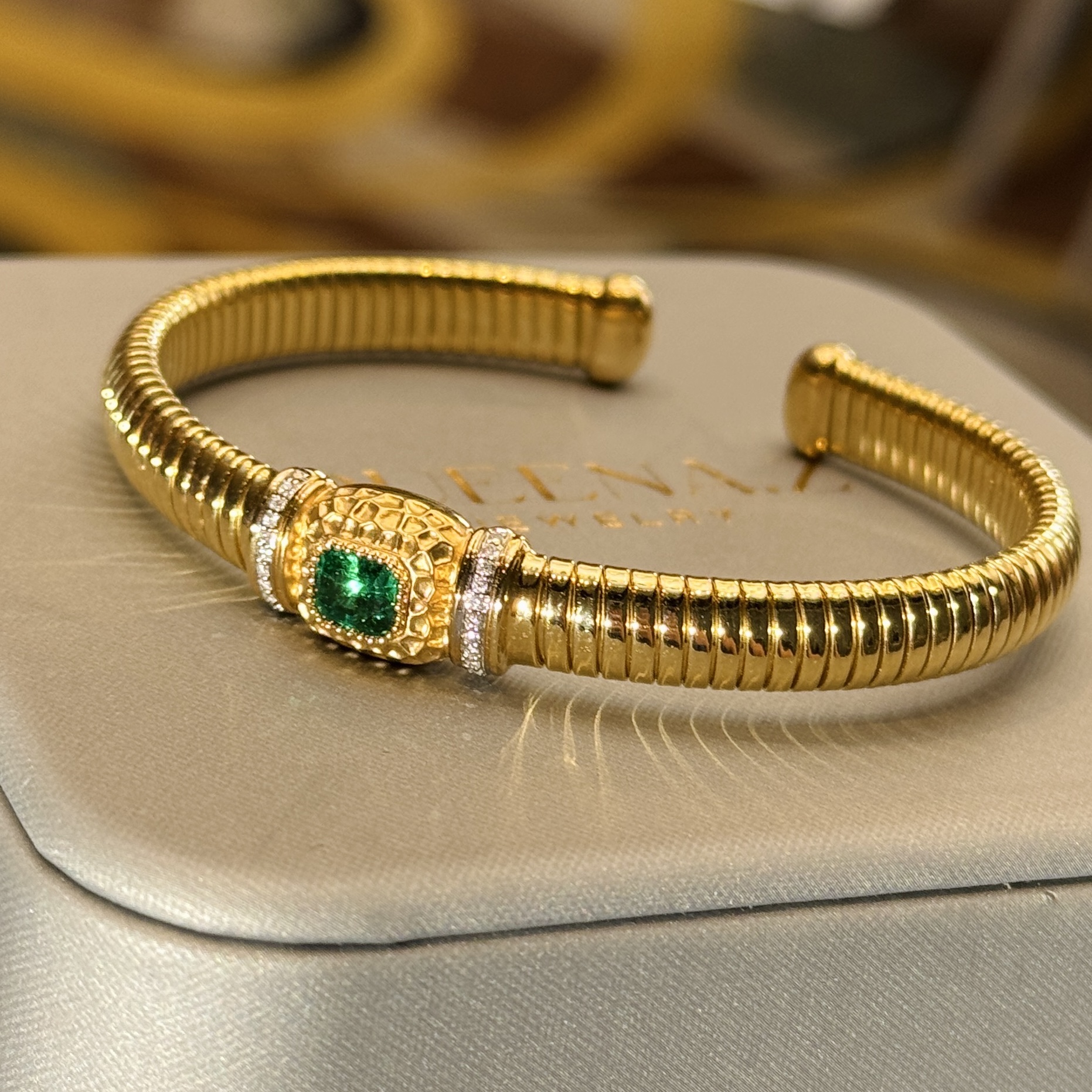 【Q .Jewelry】意大利精工18k金祖母绿手镯 略有不同