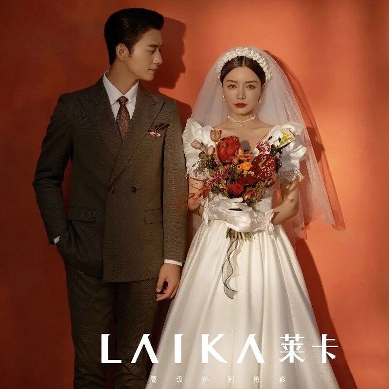 2022影楼主题法式复古高定婚纱情C侣写真内景拍照白色缎面拖尾礼