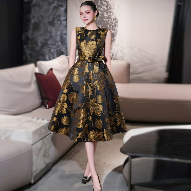 宫廷气质2025年春夏季走秀新款高级感提花女装收腰大摆中长连衣裙