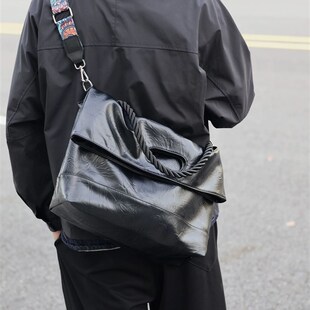 左千户包2024秋爆款男包皮褶皱斜挎包小众高级感大容量旅行通勤包