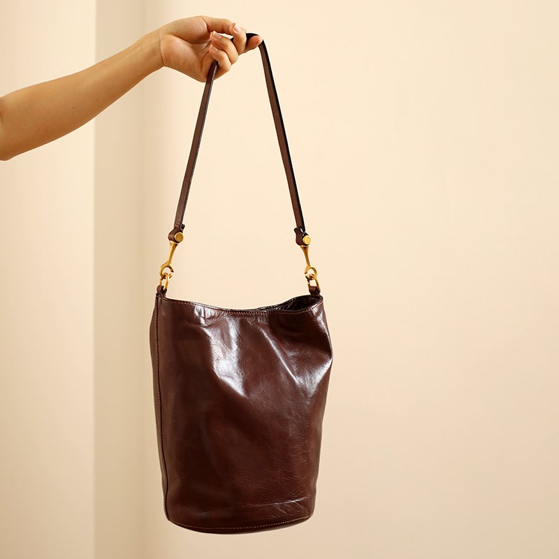 荣轻复古软牛皮大水桶包水洗植鞣牛皮简约随行单肩包休闲手提女包