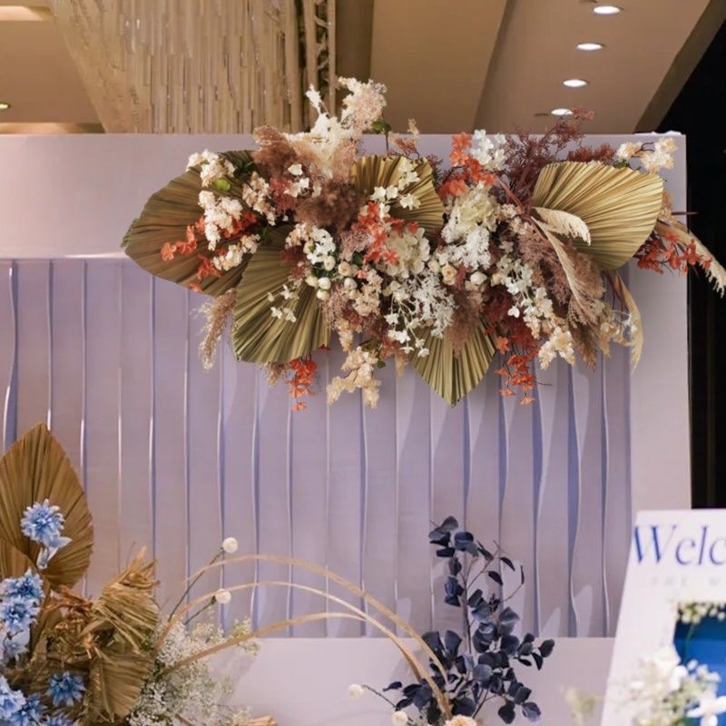 橱窗装饰婚庆插花白色芦苇软装婚礼场景花艺墙干花蒲扇叶蒲葵棕桐