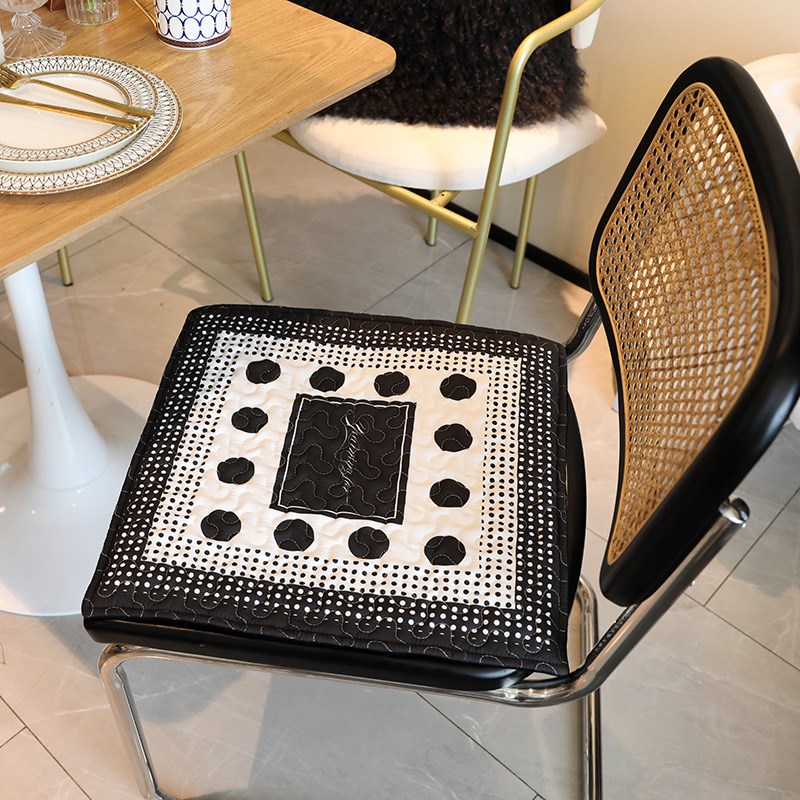 现代时尚椅子垫in风设计师款防滑四季通用办公室坐垫子