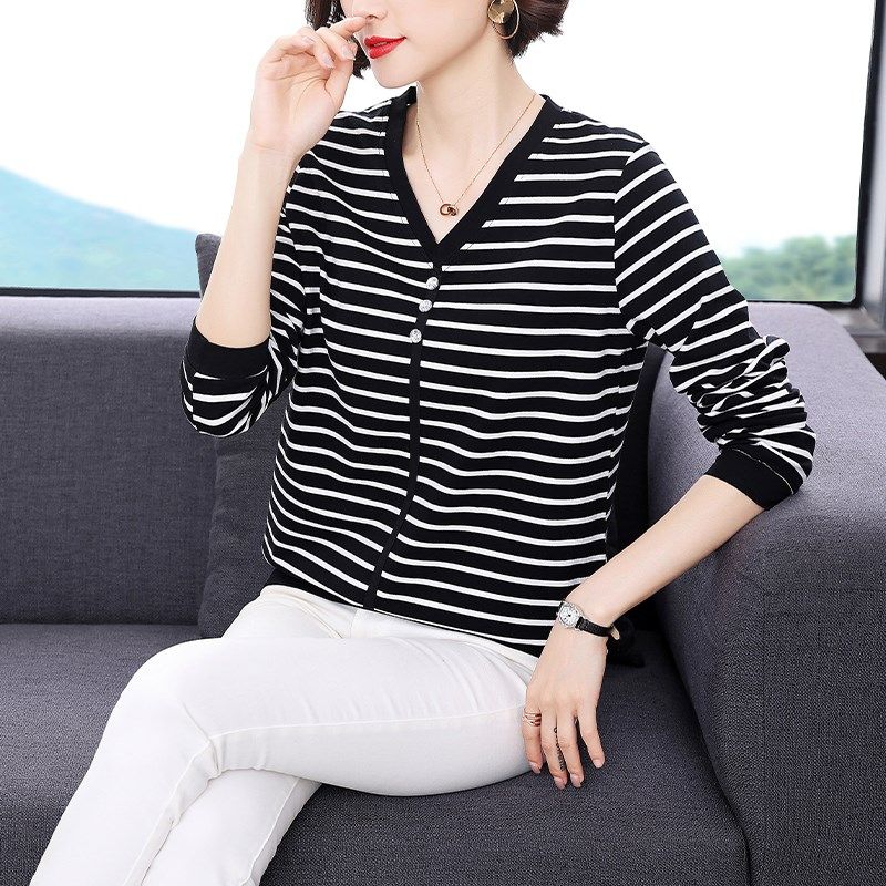 中老年妈妈洋气打底衫春秋装纯棉长袖T恤女时尚V领条纹上衣女潮