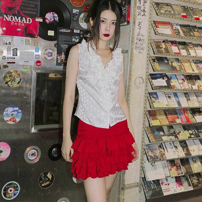 南君/2023夏季新款波浪花边v领白色缎面港风气质复古波点无袖衬衫