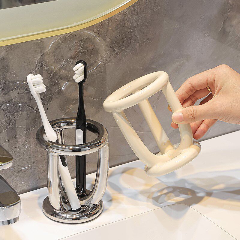 卫生间创意牙刷置物架子一家三口牙具牙膏化妆笔收纳架牙刷座陶瓷