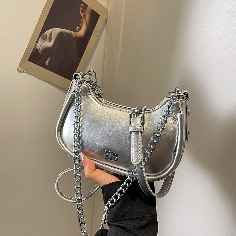 今年流行银色小包包女2024新款夏季简I约百搭斜挎包时尚链条腋下