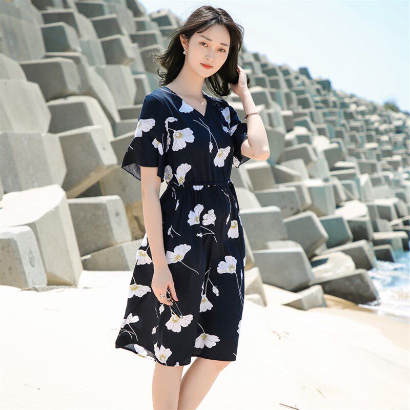 碎花棉绸连衣裙女2020年夏装新款收腰显瘦喇叭袖沙滩海边度假裙子