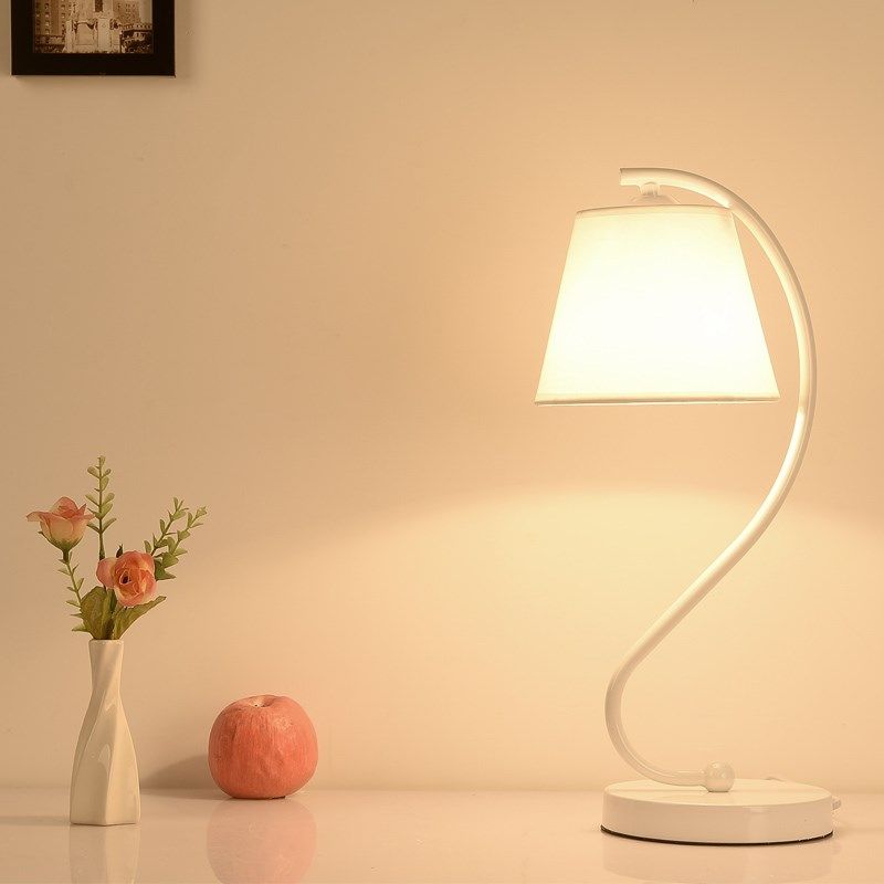 台灯卧室床头创意个性书桌儿童大学生寝室宿舍学习调光护眼灯