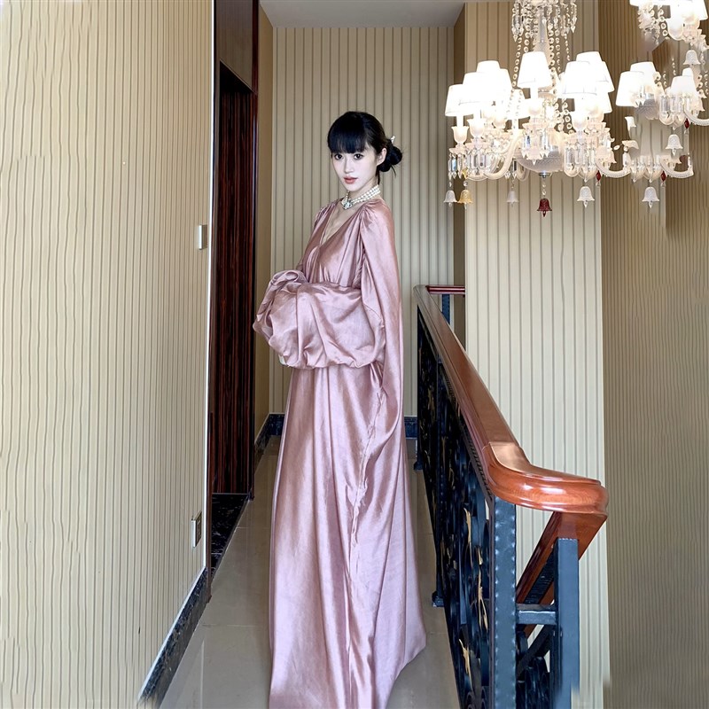 水蜜桃色V领灯笼袖廓形宽松连衣裙女夏2024新款高级感法式度假裙