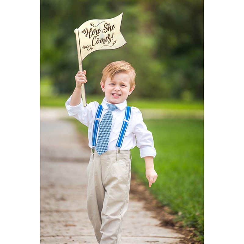 森系木质花童手举指引牌旗帜新娘来了婚礼引导牌拍照道具标识户外