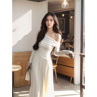 法式白色荡领针织连衣裙女秋季高级感气质长袖露肩收腰a字长裙子